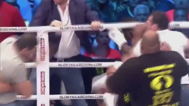 真暴力啊！西乙门将冲向对手，一拳将其击倒