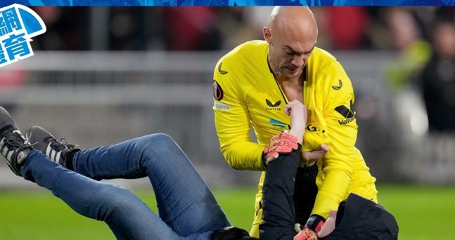 真暴力啊！西乙门将冲向对手，一拳将其击倒