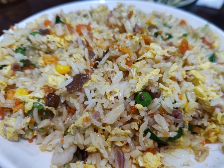 苏超赛前美食盛宴：扬州炒饭香迷糊球迷