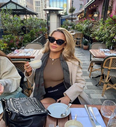 瓜迪奥拉女儿晒美照，球迷涌入她社媒留言：劝你父亲留队吧