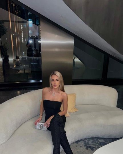 瓜迪奥拉女儿晒美照，球迷涌入她社媒留言：劝你父亲留队吧