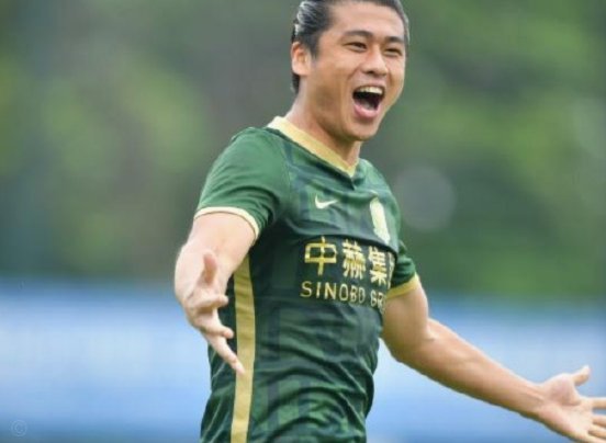 国足2-0胜新加坡，点球破门！