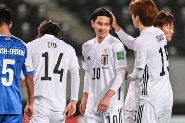 日本足球也就最后这一届了，以后就越来越次了，中国队越来越好，日本韩国已经显露出衰落的势头了