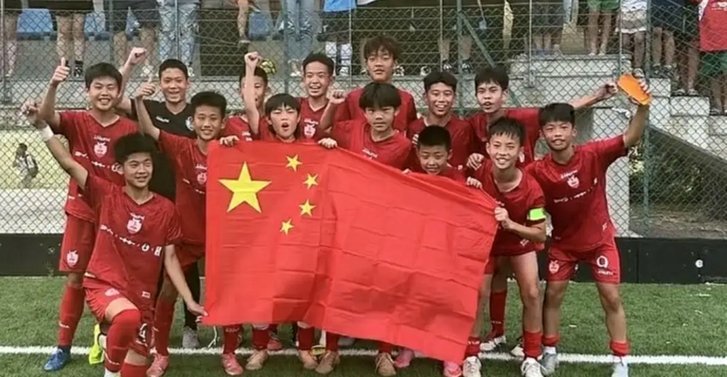 既然摇了那么多外国孩子，名字就不能叫中国足球小将了吧