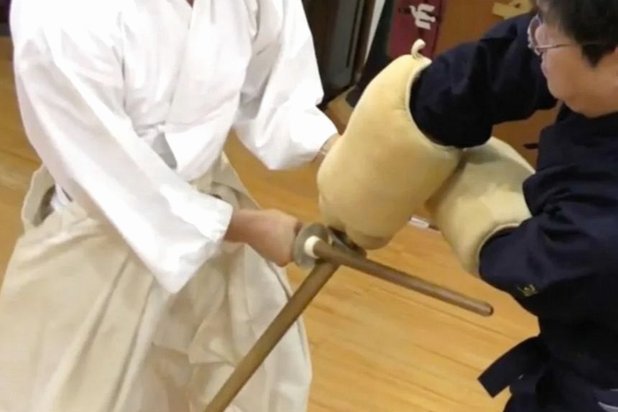 武磊单刀破门被判越位：技术争议再起